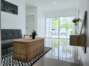 Minimal homey near Ruam Chok mall 15 min to city.
